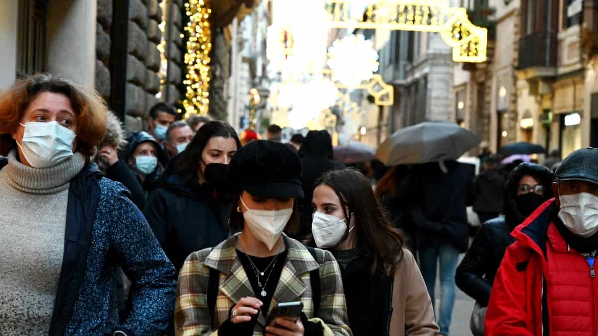 Italia decide imponer el uso obligatorio de mascarilla y cierra discotecas