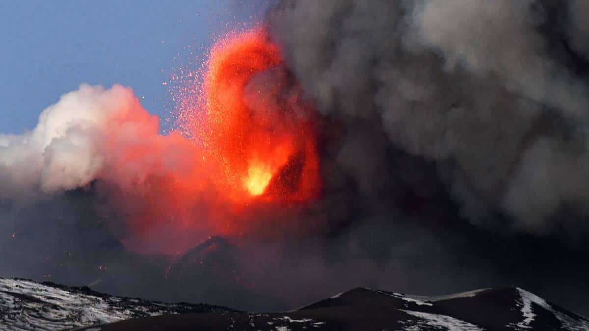 Erupción del volcán Etna obligó al aeropuerto de Catania a cerrar