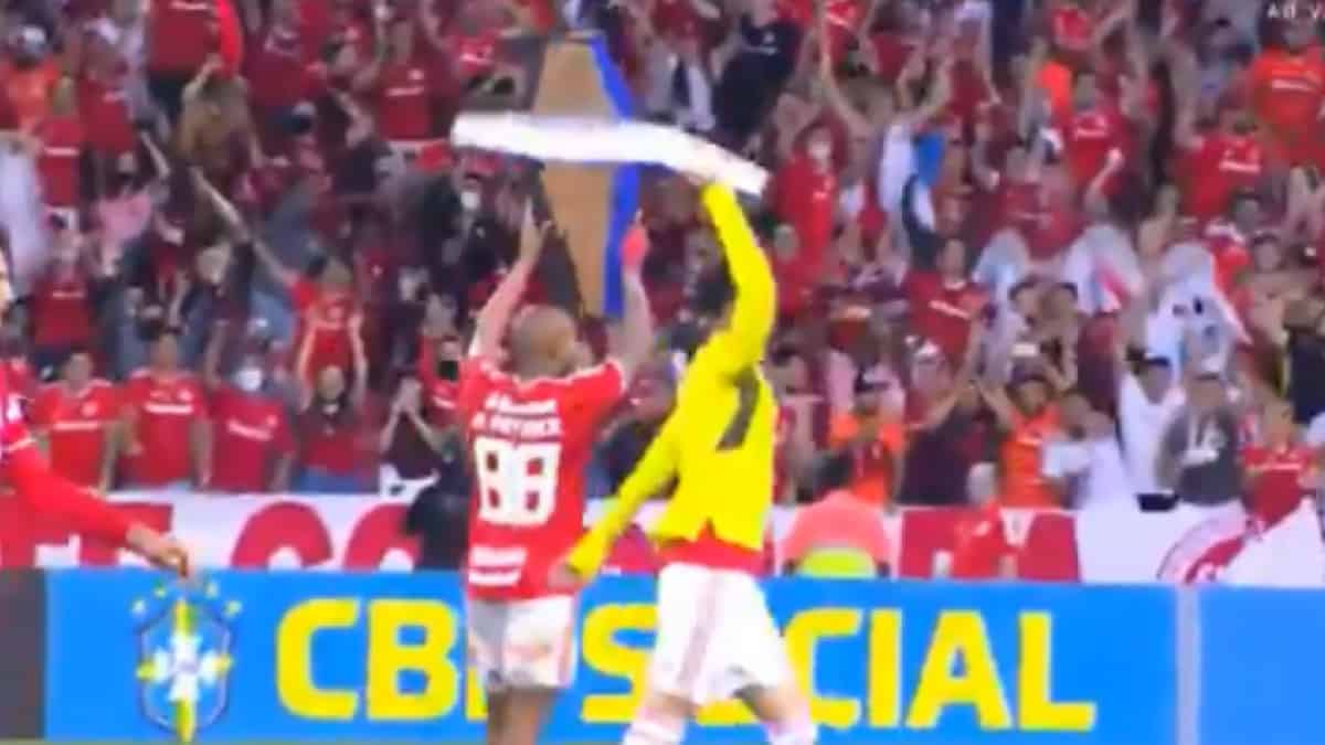 Con ataúdes, Internacional provocó a jugadores de Gremio al descenso