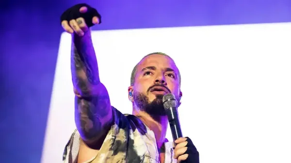 J Balvin se cayó de una moto y dejó ver en redes sociales las heridas que sufrió