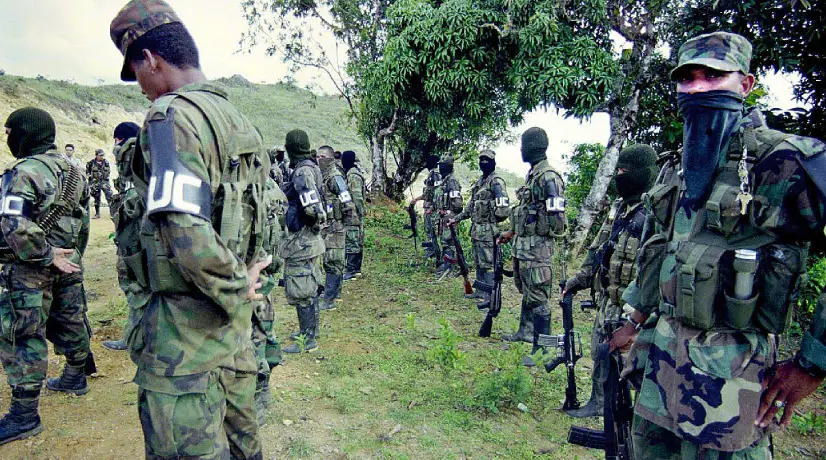 JEP pide investigar a 16 militares por paramilitarismo