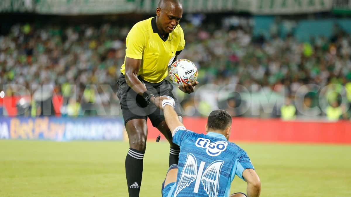 Hinestroza, árbitro Nacional-Junior, Copa: regalo camiseta