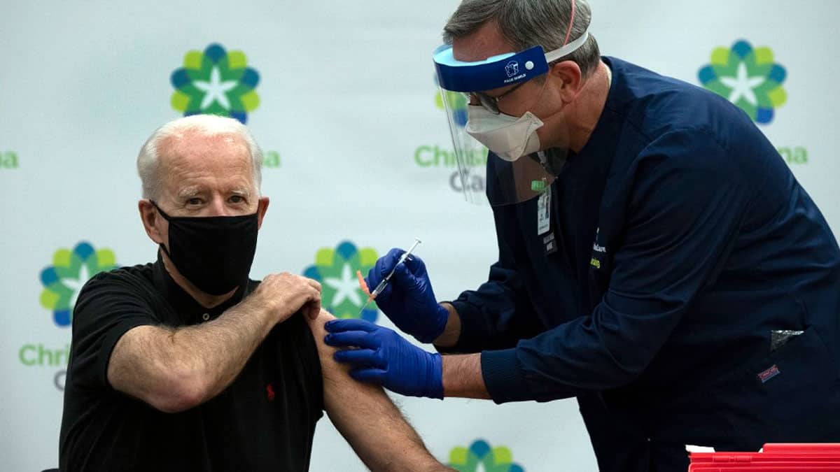 Joe Biden recibió la segunda dosis de la vacuna contra el covid-19