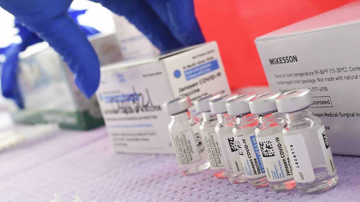 Coágulos por vacuna J&J deben ser considerados efectos secundarios "muy raros": EMA