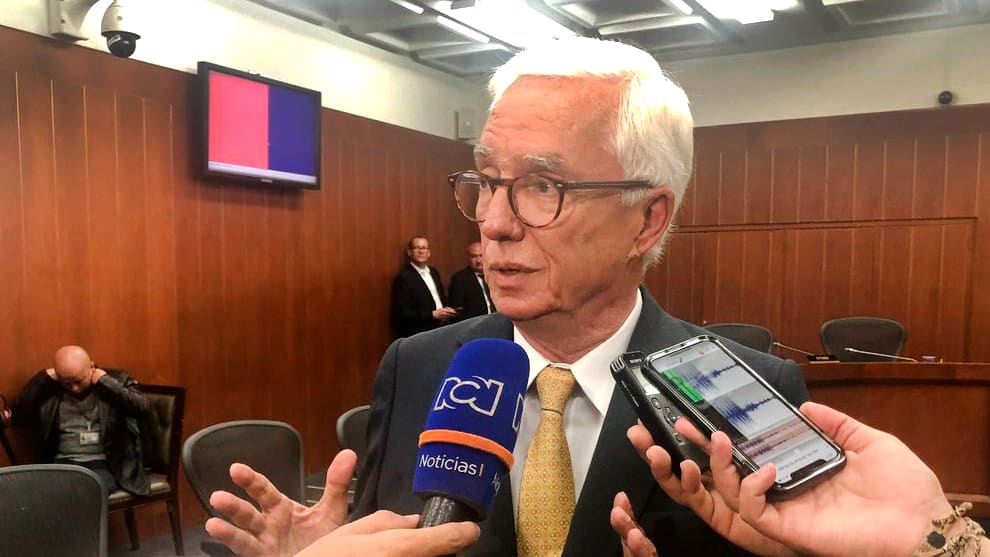 Robledo exige renuncia a ministra de Transporte