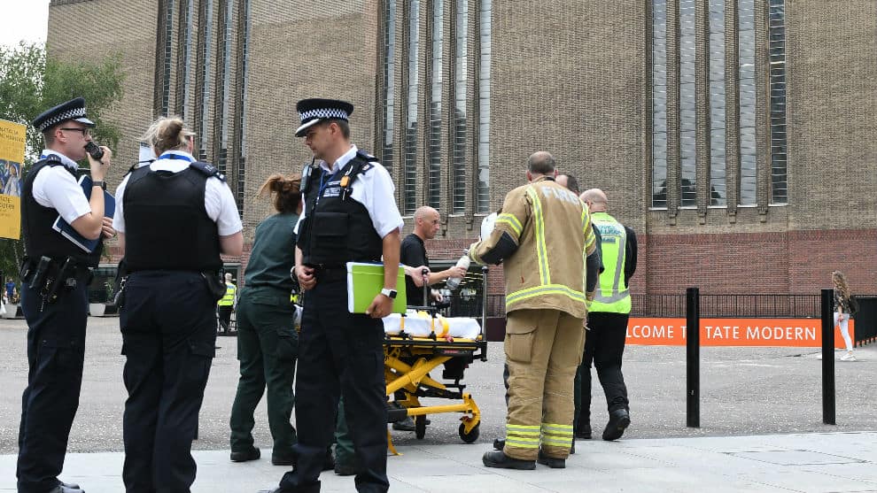 Adolescente habría lanzado a un niño de seis años de un edificio