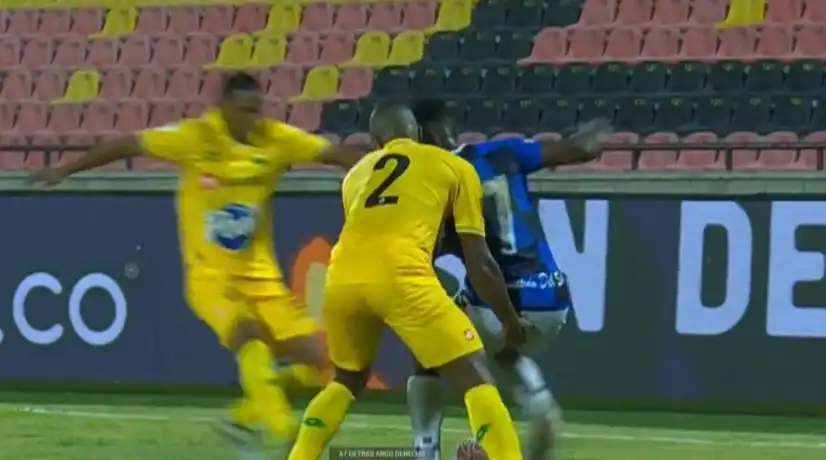 Video: jugador del Bucaramanga fue expulsado por realizar acto obsceno contra un rival