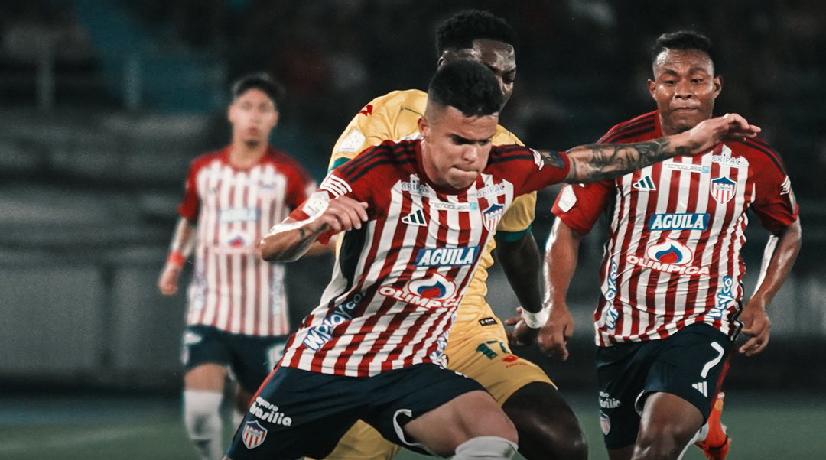 El campeón debutó con un polémico triunfo: Junior venció 2-0 a Bucaramanga, en el 'Metro'