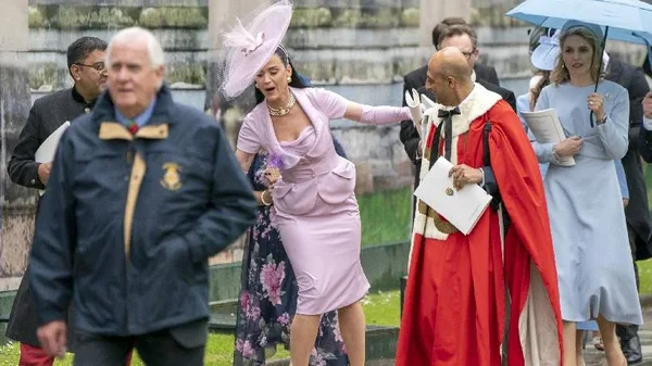 Los bochornosos momentos de Katy Perry en la coronación del rey Carlos III