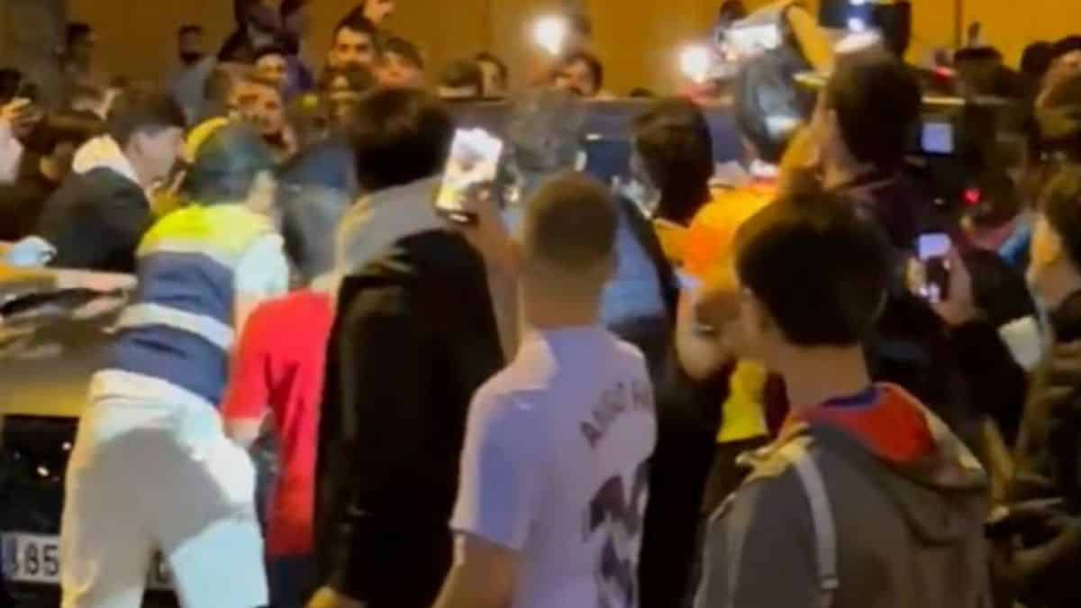 Los hinchas del Barcelona inquietan a Koeman a la salida del Camp Nou