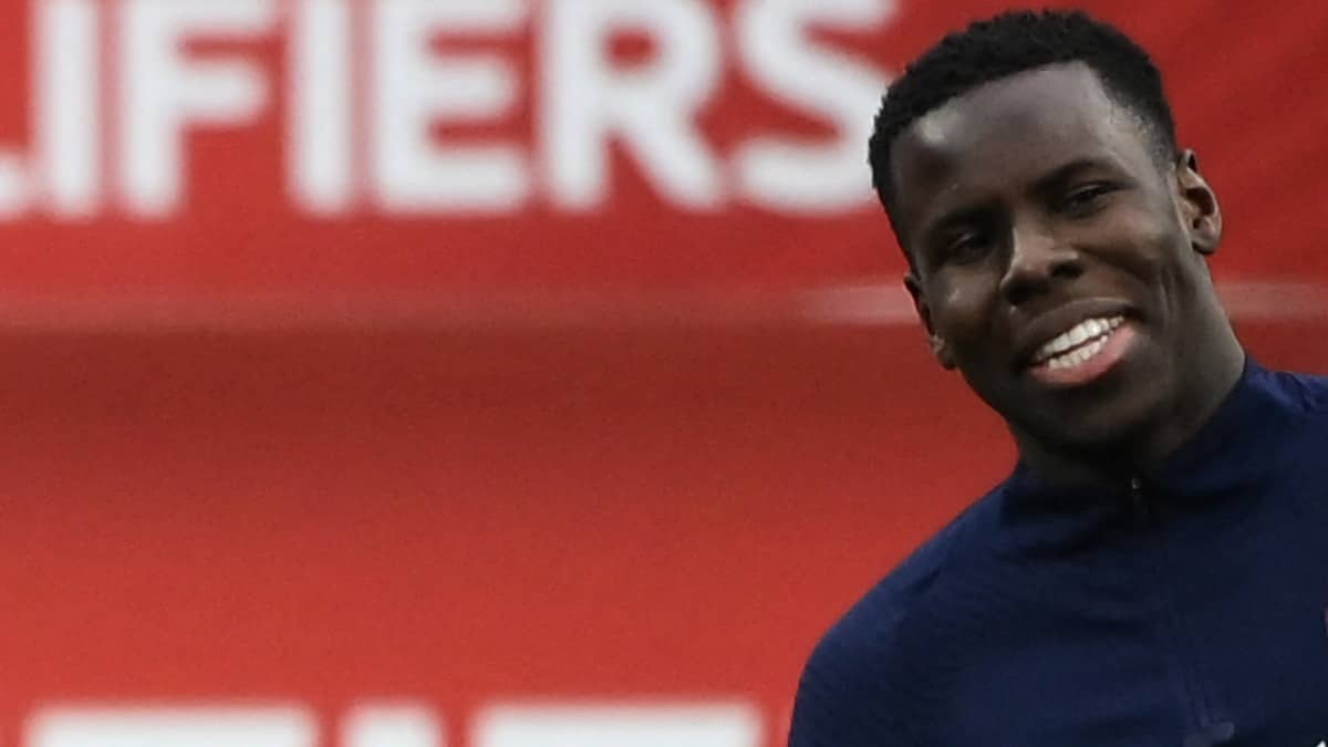 Kurt Zouma calentando previo a un partido oficial con Francia