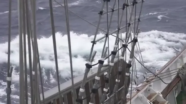 Con fuertes vientos y oleaje, así fue la noche más difícil del Buque Gloria en el Atlántico norte