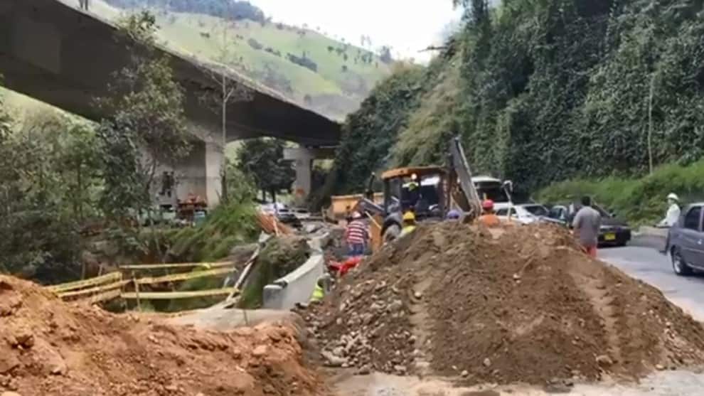 Continúa represamiento en La Línea por derrumbe