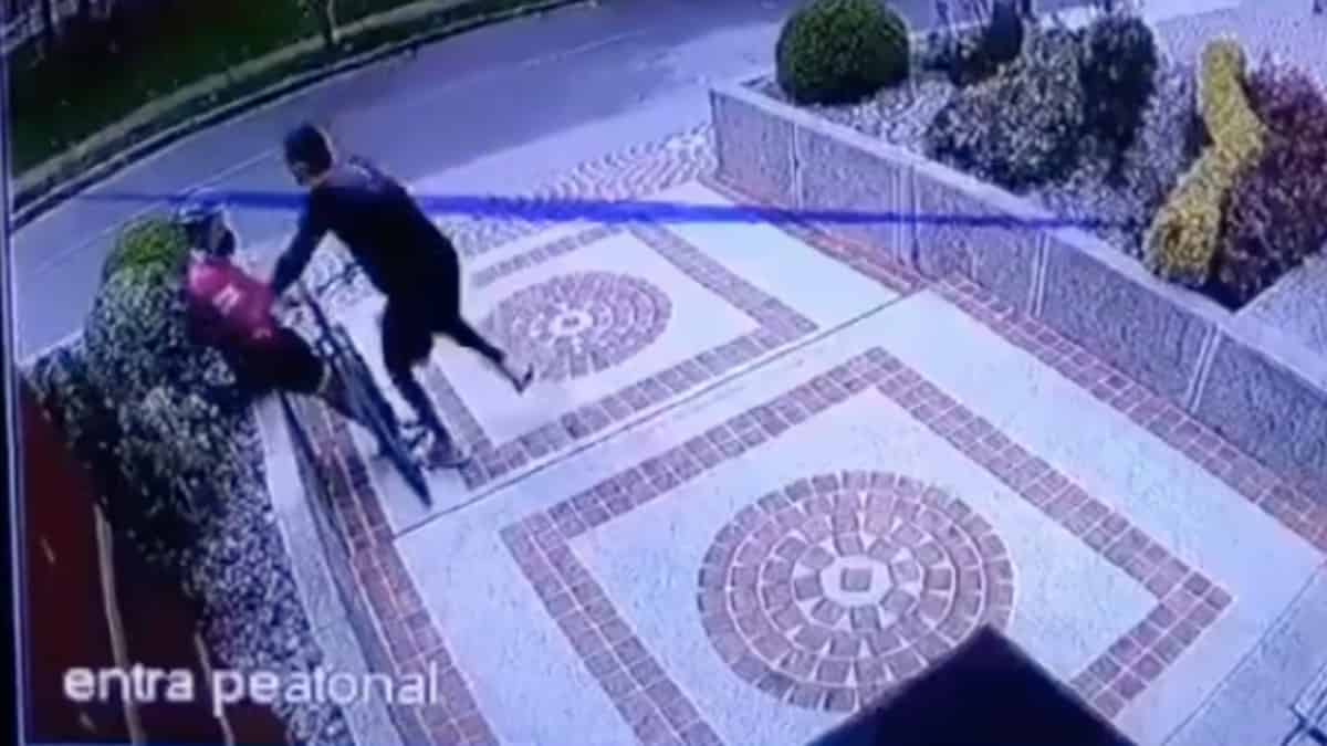 Ladrón se viste de ciclista para robarle el celular a una mujer