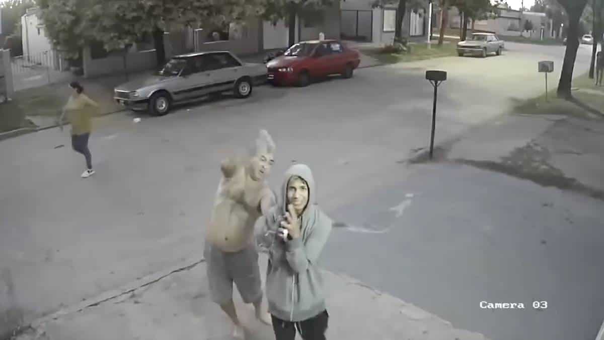 Hombre amenaza con machete a otro