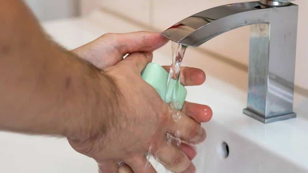 Hombres se lavan menos las manos después de ir al baño que las mujeres