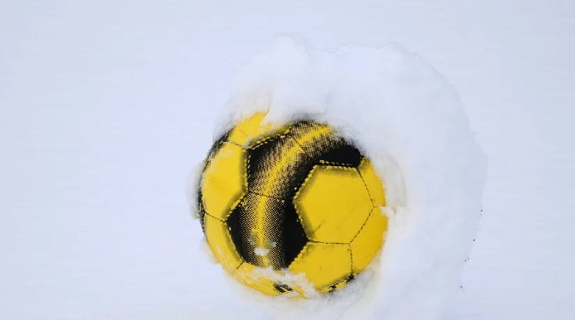Suspendieron partido de fútbol porque le comenzaron a lanzar bolas de nieve a un arquero