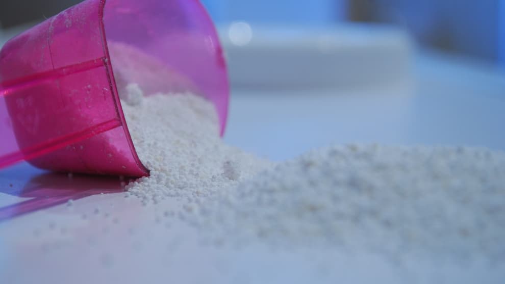 Denuncian a marca de leche por larvas en sus productos