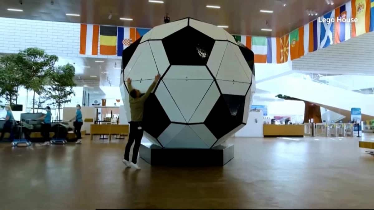 Empleados construyen el balón de fútbol Lego más grande del mundo