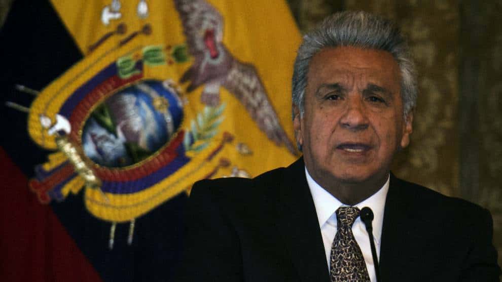 Presidente de Ecuador reduce su sueldo y el de su gabinete para enfrentar el coronavirus