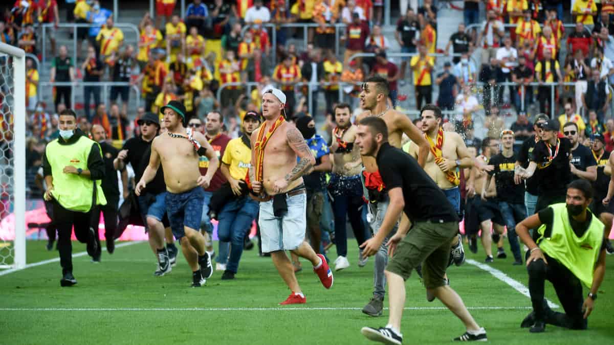 Lens / AFP hinchas del Lens entraron a la cancha en pleno partido en Francia