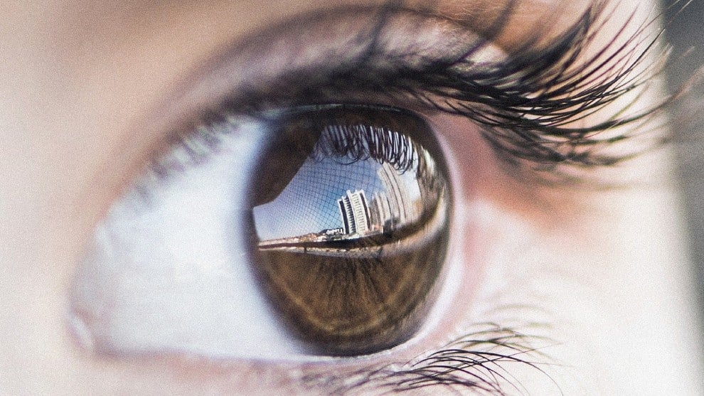 Revelan lente de contacto "inteligente" para mejorar la visión