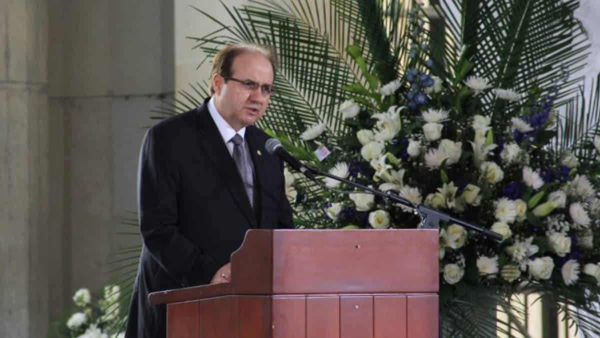 Senado le quita el fuero constitucional al exmagistrado Leonidas Bustos