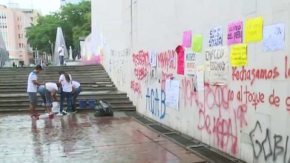 Decenas de caleños limpian la ciudad luego de daños causados por vándalos