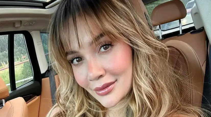 Lina Tejeiro deslumbró con azuloso traje en reality.