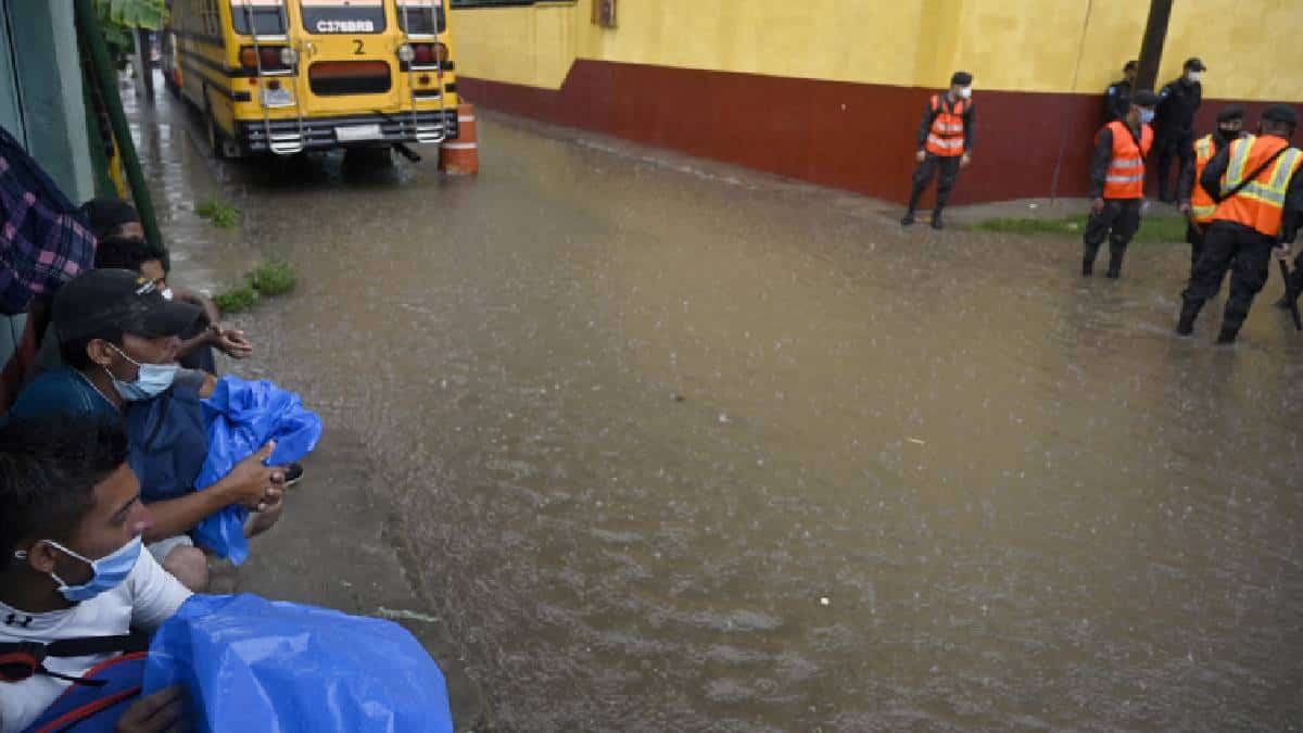 Foto: Alfredo Estrella - AFP Temporada de lluvias de mayo a noviembre en Guatemala.