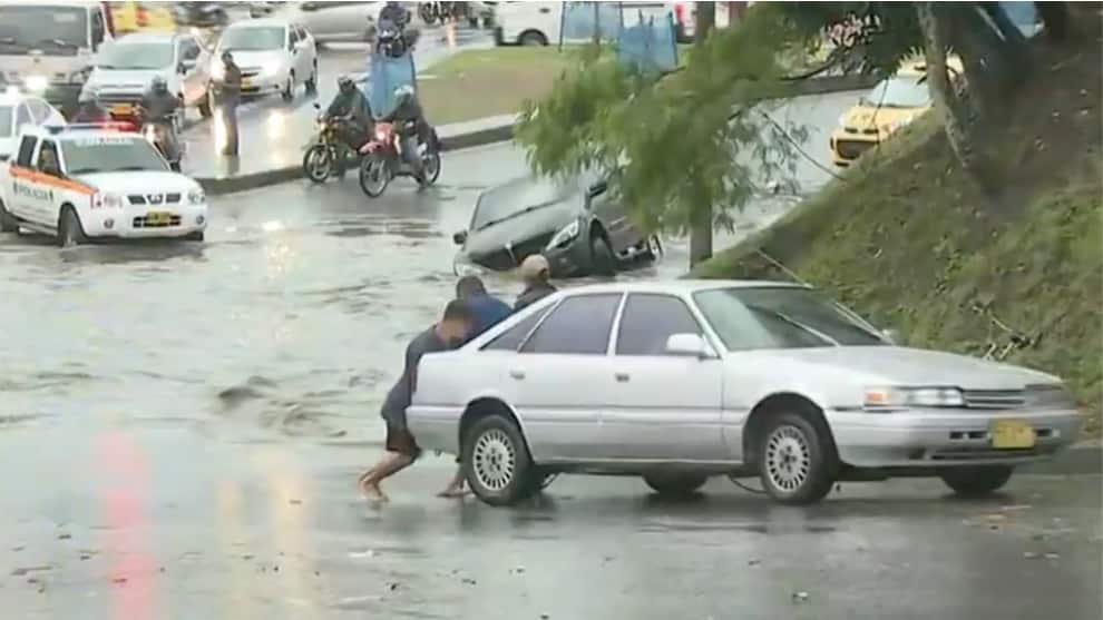 Caos vehicular e inundaciones en Cali por las fuertes lluvias