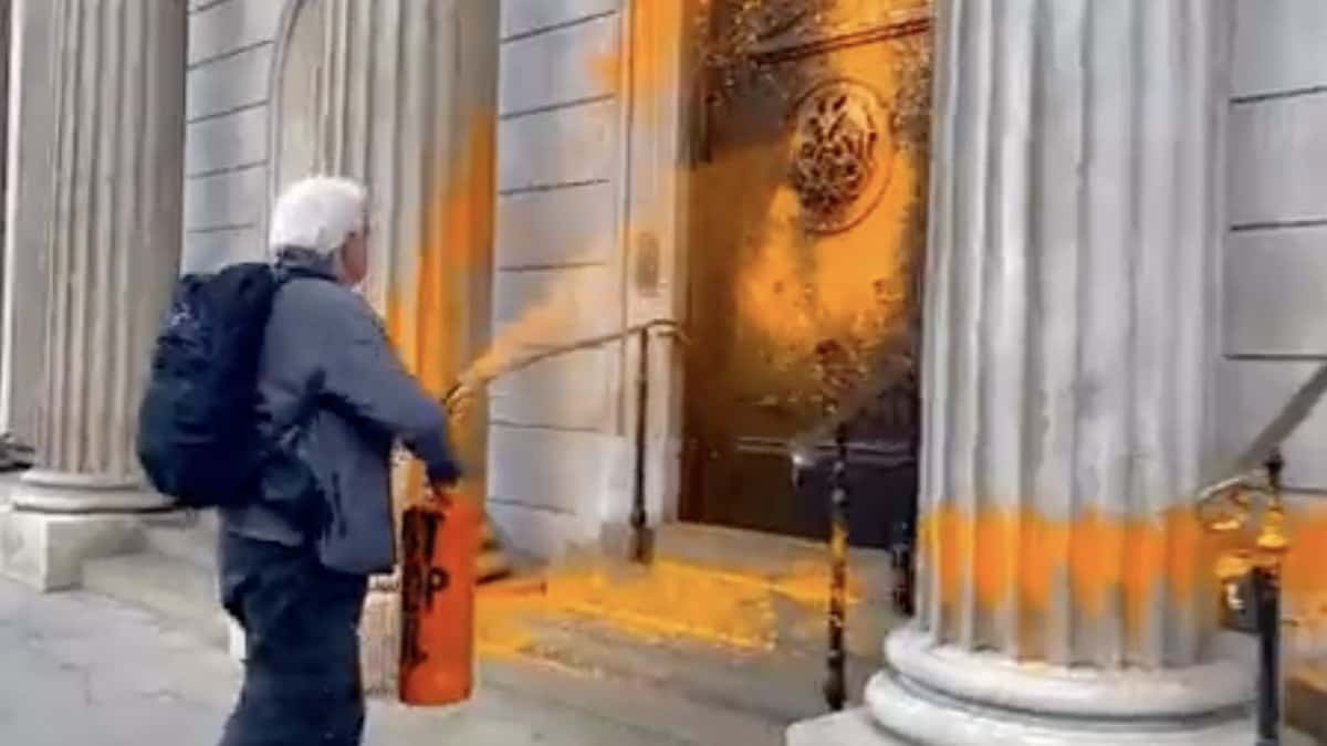Activistas ecologistas pintan de naranja edificios en Londres