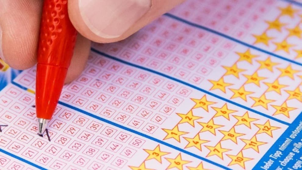 Compró la lotería por primera vez y estuvo a punto de botar el tiquete ganador porque creyó que no había ganado nada