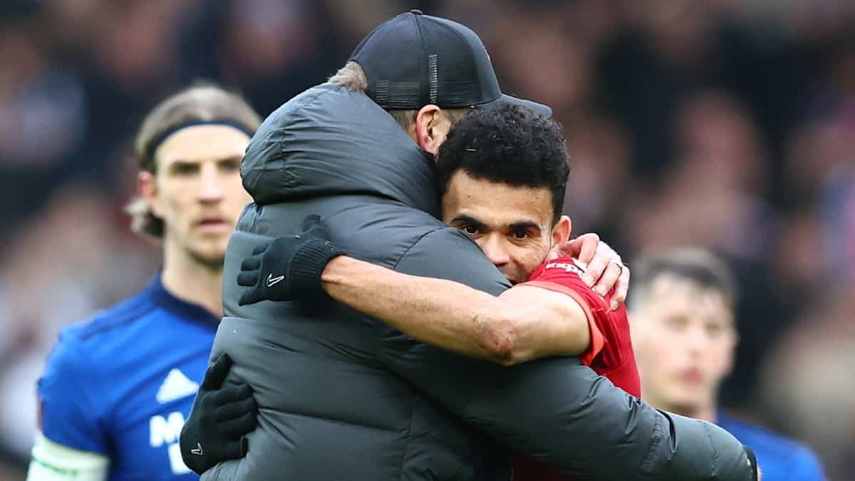 Luis Díaz abrazado con Jurgen Klopp
