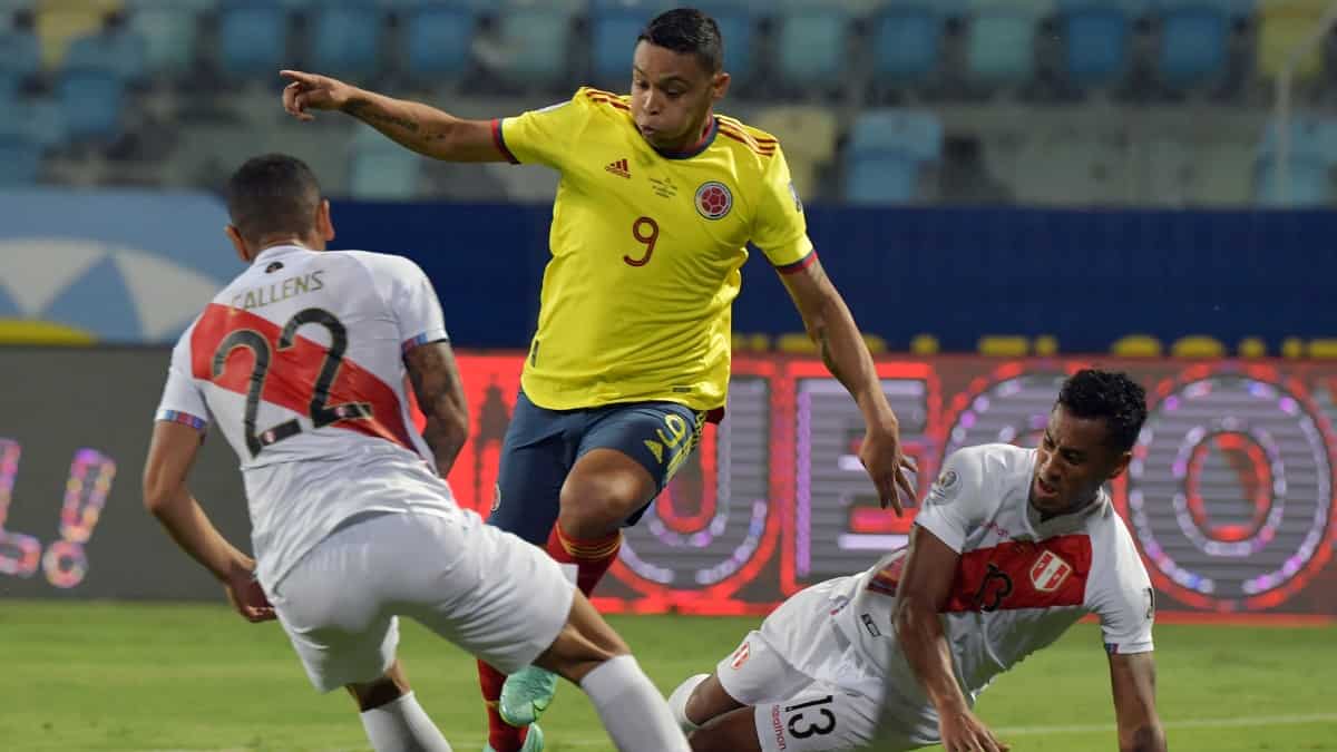 Luis Fernando Muriel jugando con Colombia contra Perú