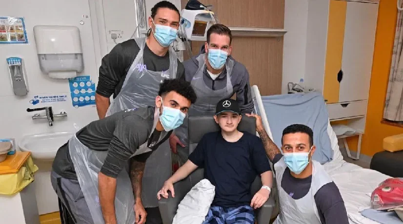 Luis Díaz le alegró la Navidad a unos niños con una emotiva visita a un hospital en Liverpool: fotos