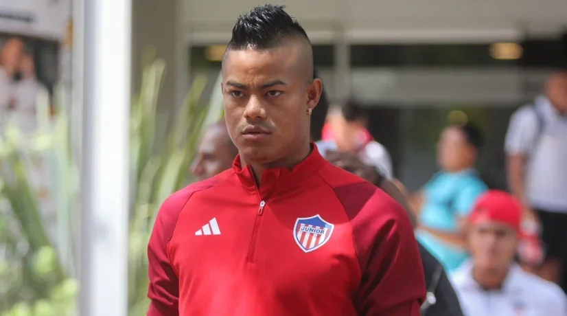 Luis ‘Chino’ Sandoval salió escoltado y cabizbajo de la sede administrativa del Junior: video