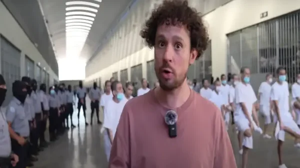 Luisito Comunica mostró la realidad de la mega cárcel de El Salvador junto a pandilleros: en video