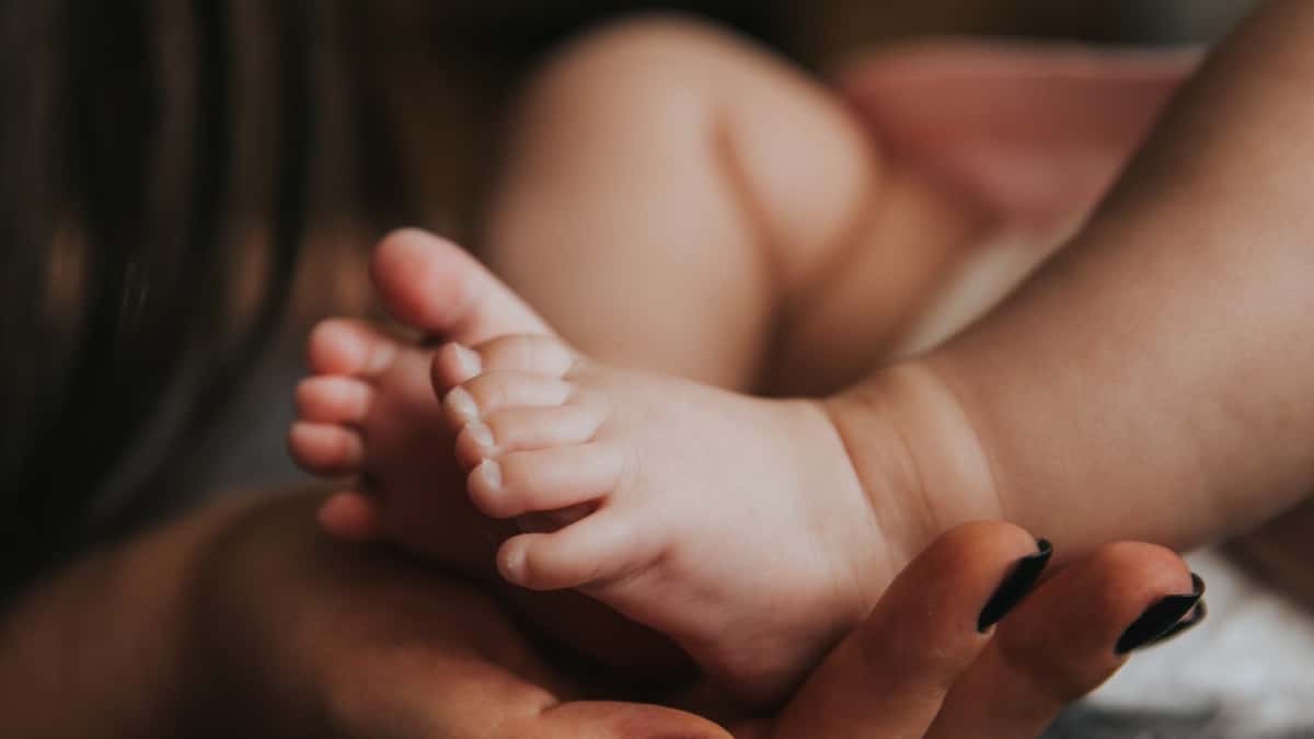 Bebé falleció por deshidratación tras muerte de su mamá