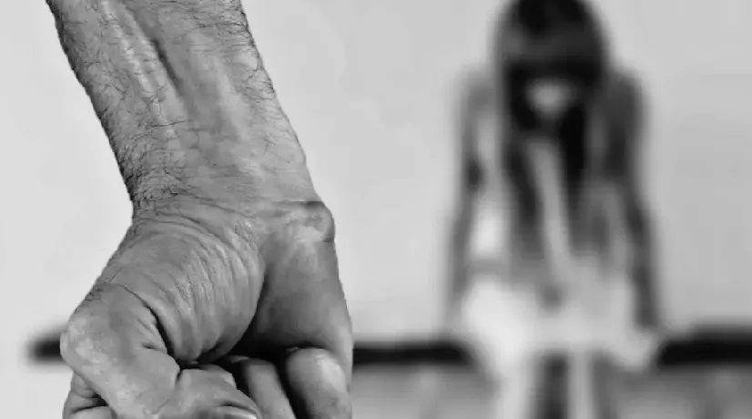 Foto de archivo Hombre violó a su pareja y la obligó a tatuarse