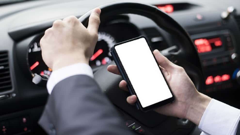Manejar usando el celular: una peligrosa practica que aumenta en las vías del país