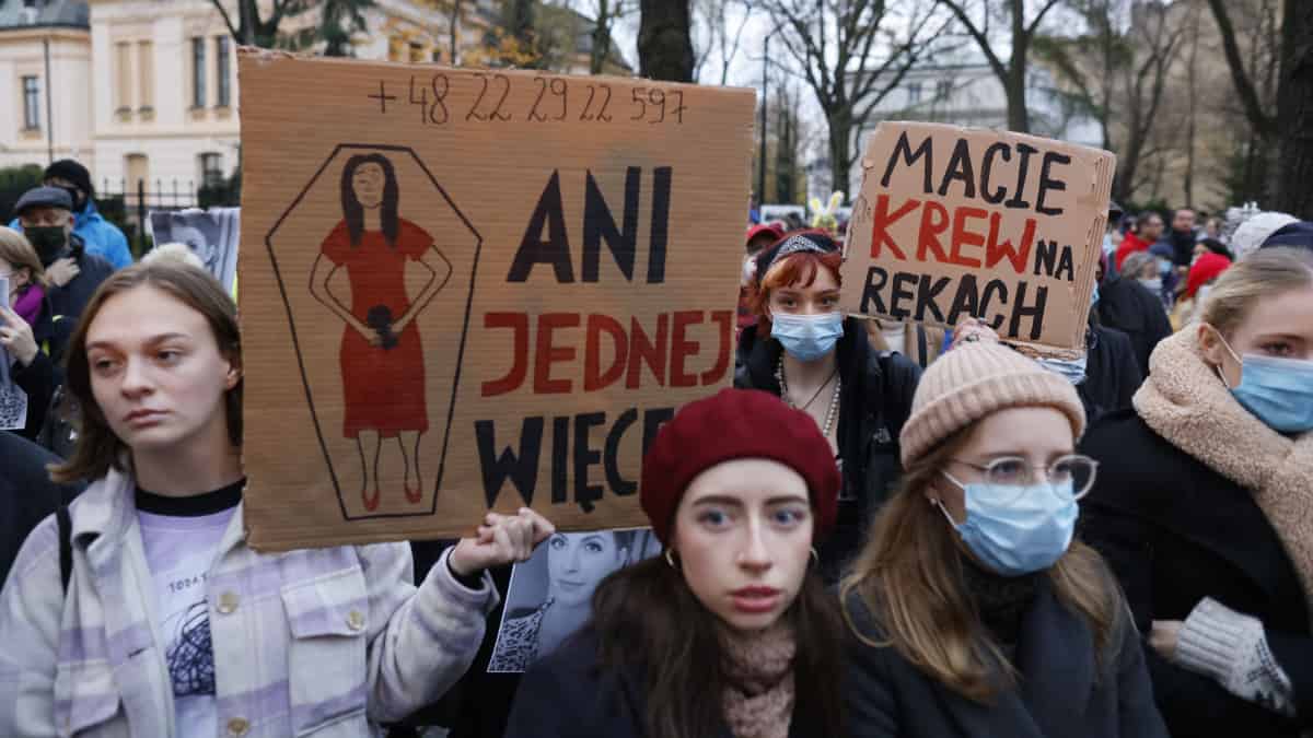 Activista juzgada en Polonia por asistir un aborto