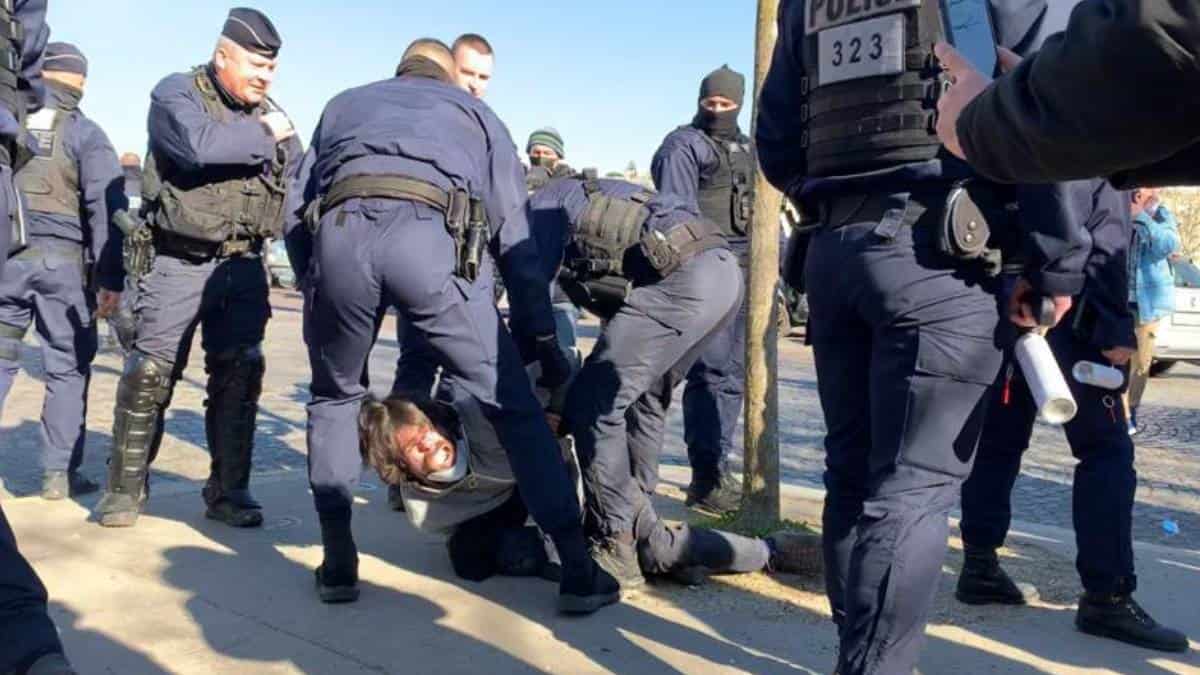 Antivacunas se enfrentan a policías en Francia debido a restricciones