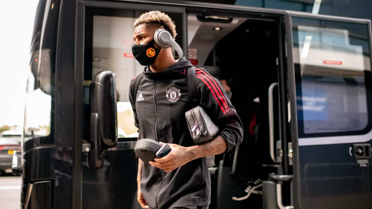 Manchester United viajó en avión 10 minutos para llegar a Leicester