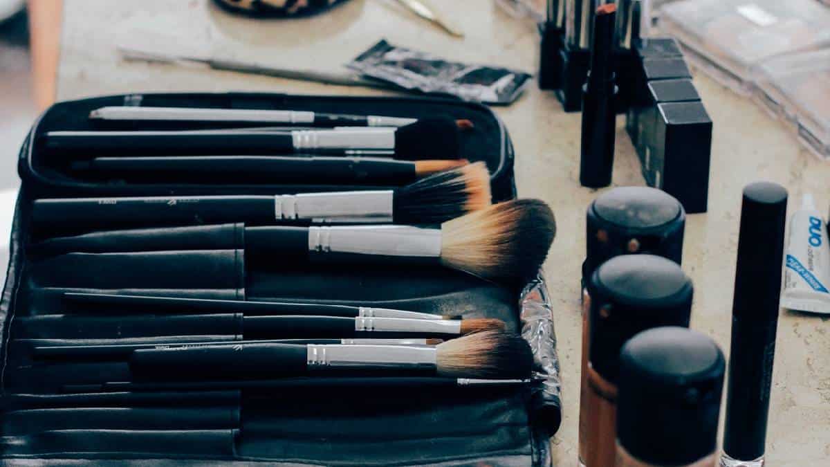 Aerolínea tendrá que pagar maquillaje y depilación a sus azafatas