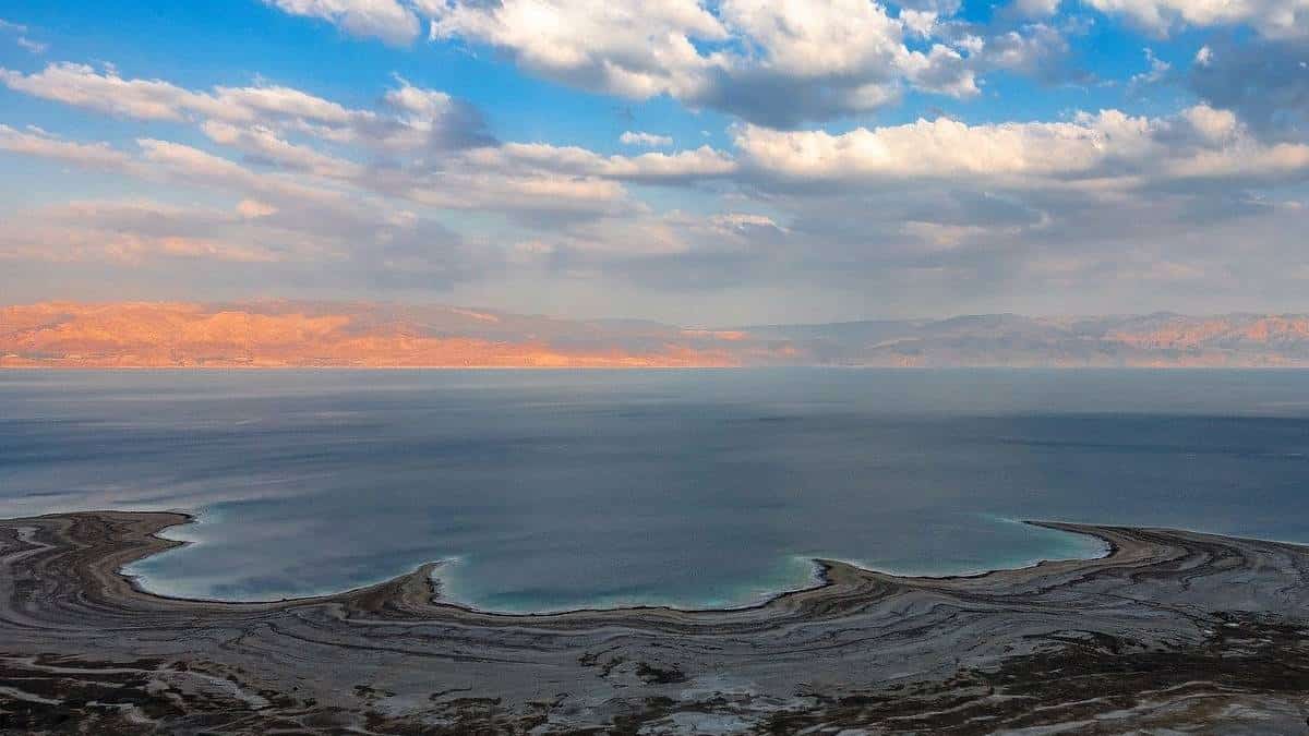 Mar muerto deja grandes cráteres a la vista tras encogimiento de sus aguas