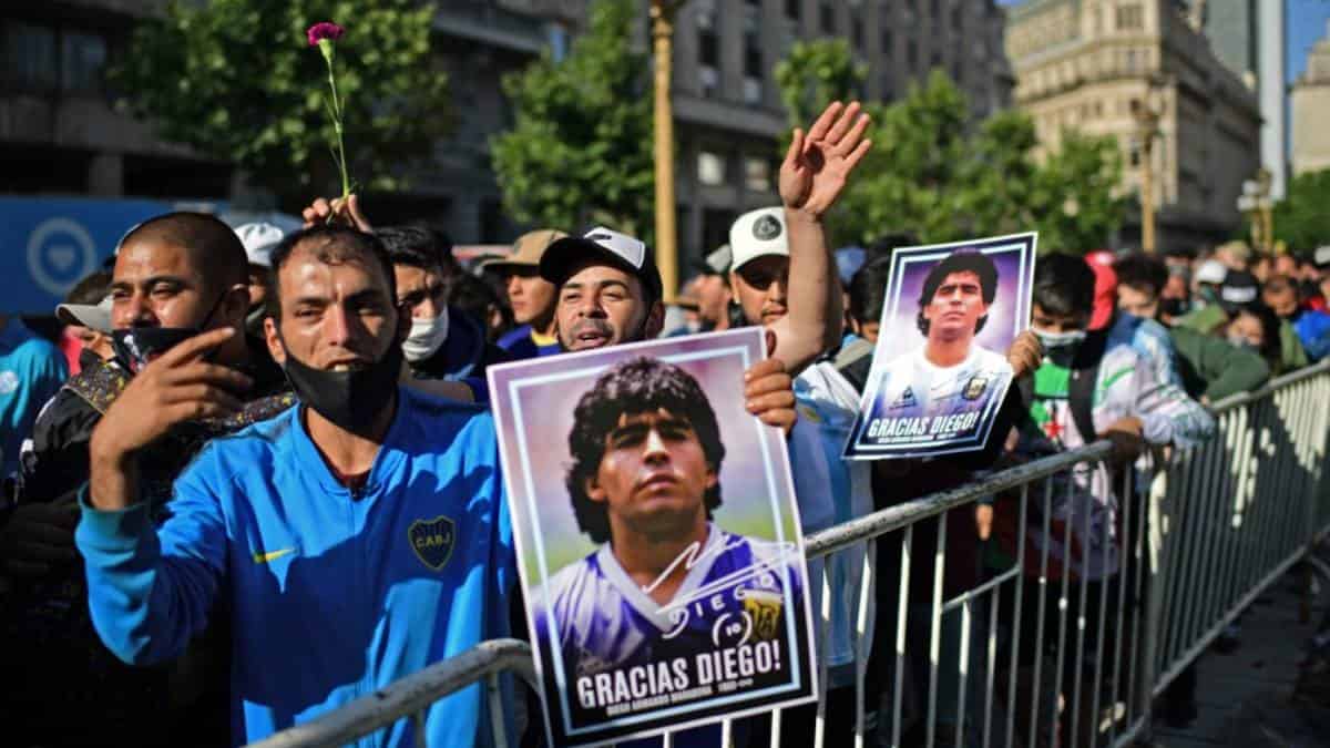 Miles y miles de argentinos desfilan ante el féretro de Diego Maradona
