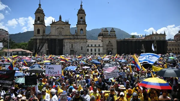 Pancartas, banderas y cánticos: imágenes de las marchas en rechazo a reformas del Gobierno