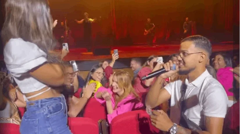 Momento en el que el hombre se arrodilla para pedir matrimonio en concierto de Andrés Cepeda.