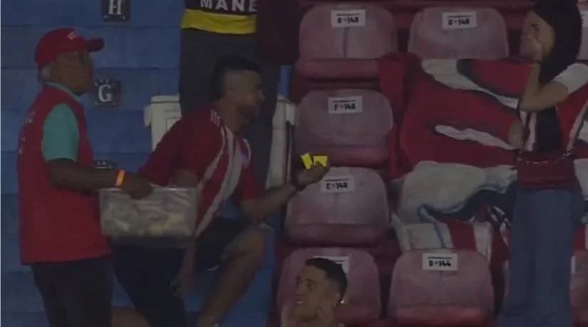 Hombre pidió matrimonio en el partido de Junior vs. Águilas Doradas